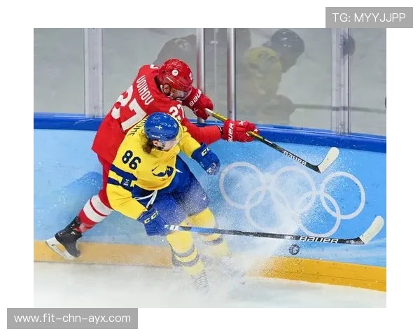 冰球选手突破防守，单刀射门得手！极速反击与技巧的完美结合